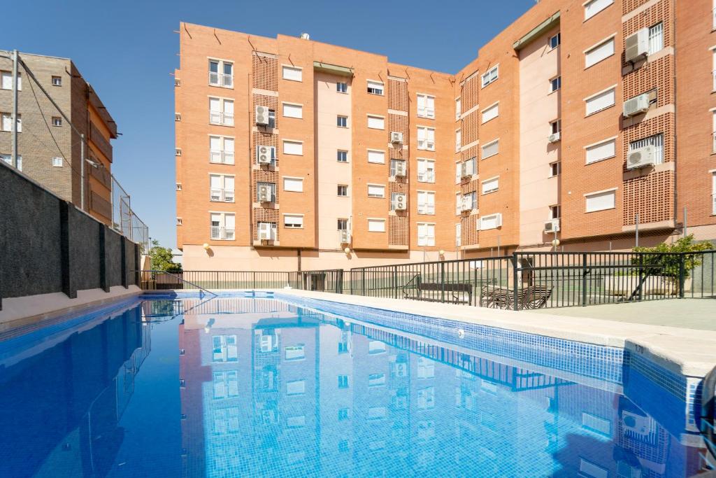 una piscina vacía frente a un edificio en Duplex Luz, en Jaén