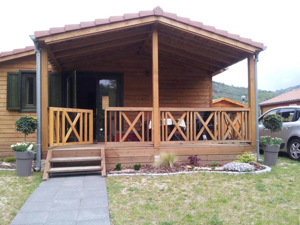 a wooden cabin with a porch and a door at Chalet Hertzland in Ranspach