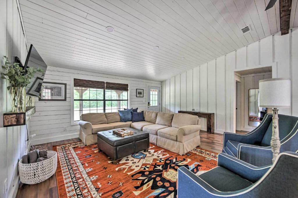 Χώρος καθιστικού στο Modern Kilgore Home with Yard about 14 Mi to Lake!