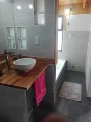 Bilik mandi di Piuke Mapu Patagonia Hostel