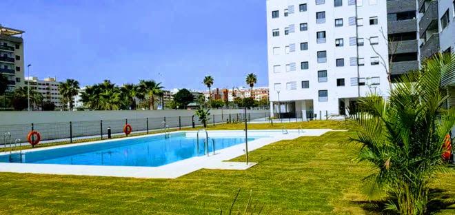 The swimming pool at or close to Ático con Piscina y Vistas al Mar Habitat Litoral