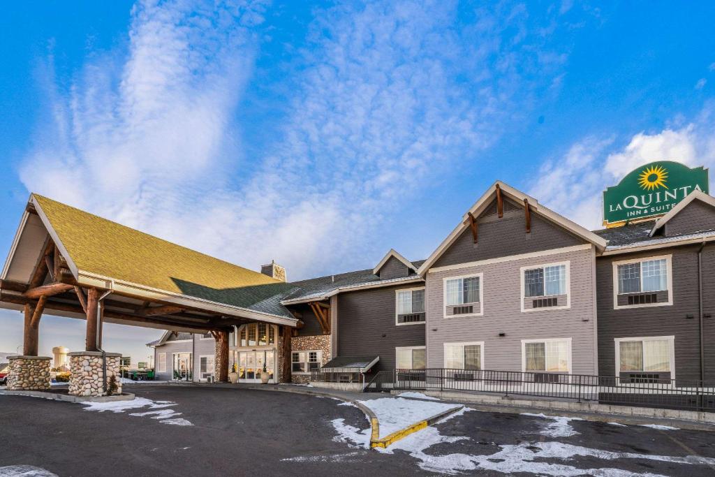 a front view of a hotel with a parking lot at La Quinta by Wyndham Belgrade - Bozeman Airport in Belgrade