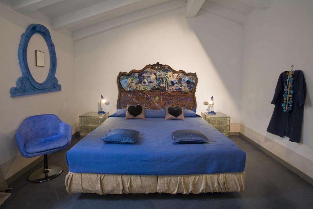 una camera con un letto blu e una sedia blu di Art Hotel Al Fagiano a Padova