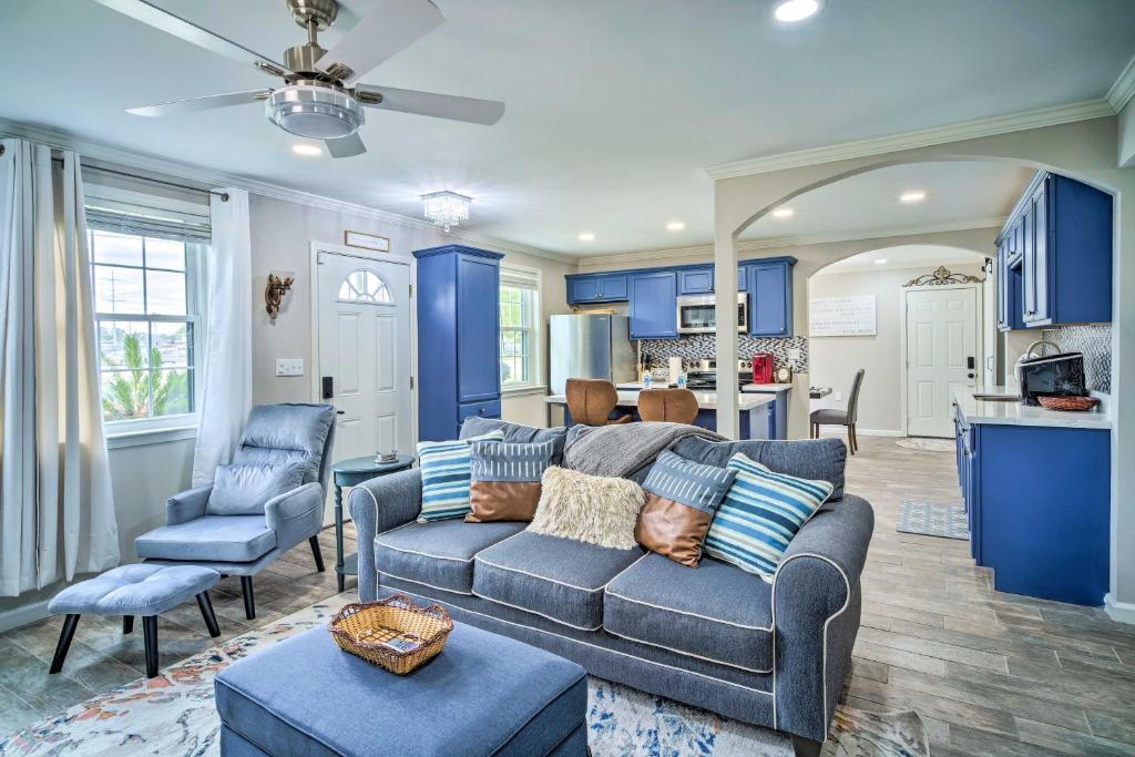 uma sala de estar com paredes azuis e um sofá em Blue Cottage in the Bayou with Private Yard! em Baton Rouge