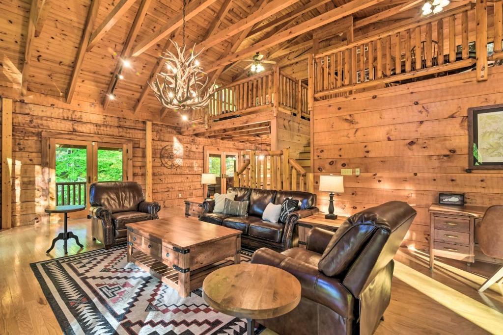 una sala de estar con muebles de cuero en una cabaña de madera en Serene Lewisburg Lakefront Retreat with Dock, en Lewisburg