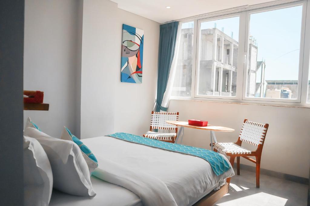 Un pat sau paturi într-o cameră la Harbour Komodo Hotel