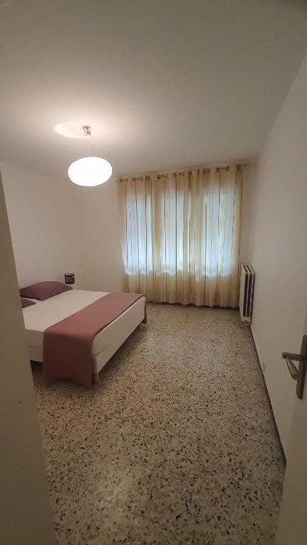 una camera con un grande letto di Appartement Spacieux Proche Mer a Antibes