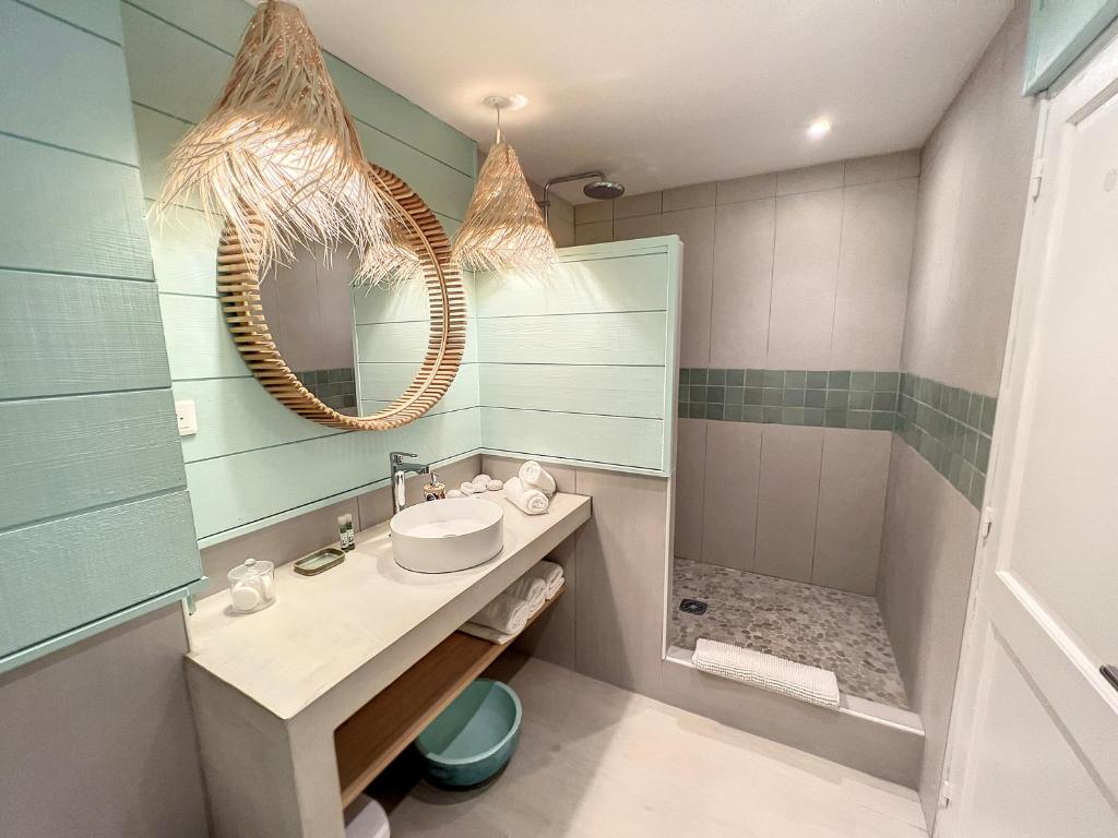 Koupelna v ubytování Princess Anouk Beachfront Orient Bay Deluxe 3 BDR