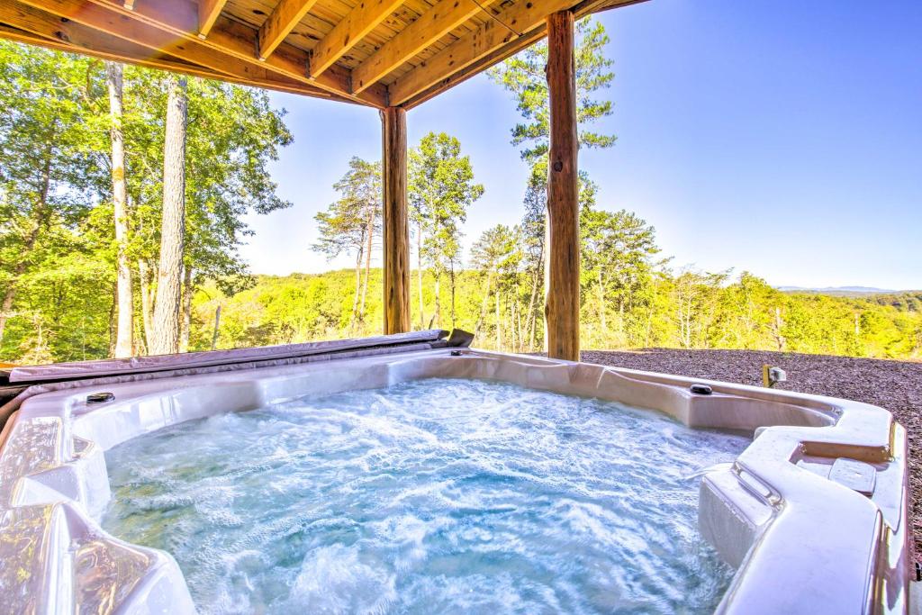 Holiday home Blue Ridge Mountain Top Retreat with Hot Tub!, USA