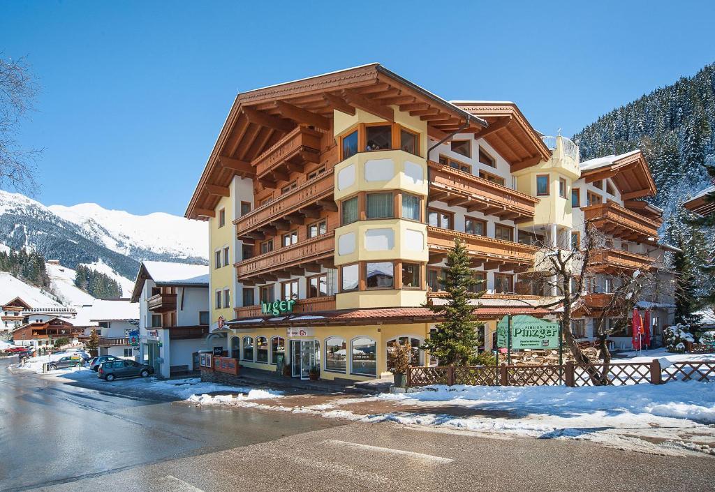 un gran edificio de apartamentos en una estación de esquí en Hotel Pinzger Tux en Tux