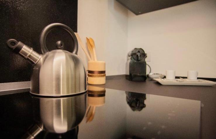 Zestaw do parzenia kawy i herbaty w obiekcie Glamour Liberty Apartment Sabotino38