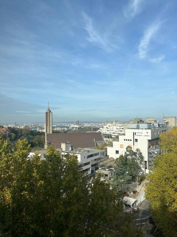 HOME in Paris with View, next to metro, direct to center 15 min - Apartment With City View