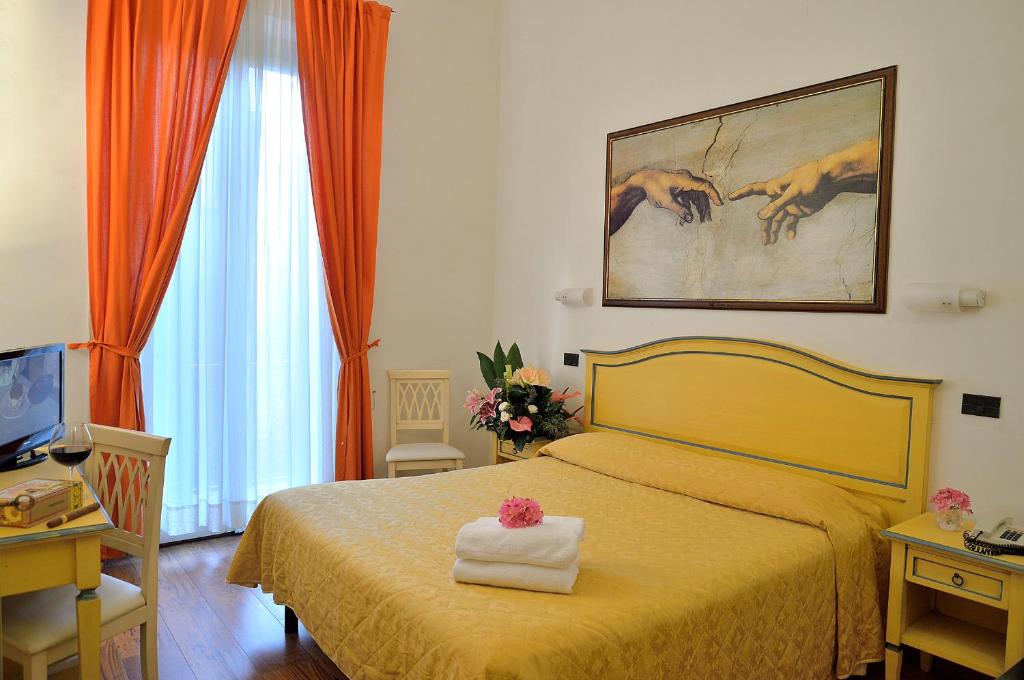 Postel nebo postele na pokoji v ubytování Hotel Vasari