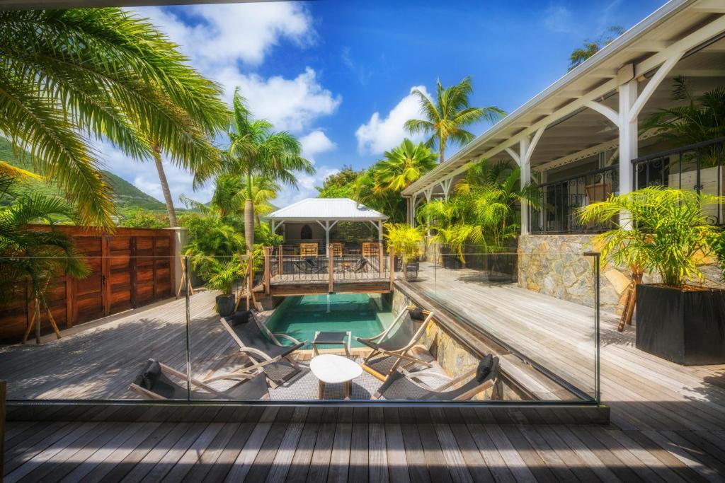 una casa con piscina y palmeras en La Villa Hibiscus, Saint Martin en Saint Martin