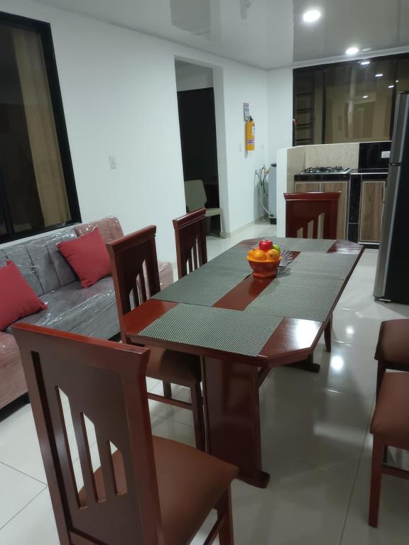 a dining room and kitchen with a table and chairs at Apartamento turístico amoblado Barbosa in Barbosa
