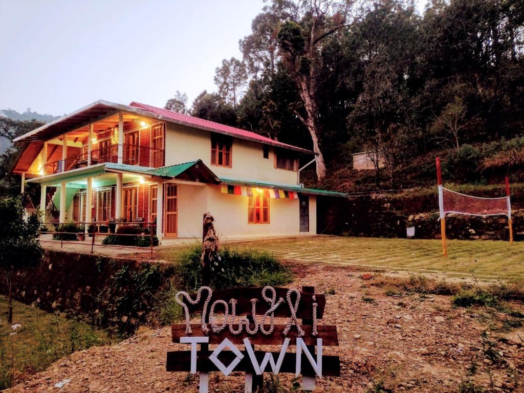 une maison avec un filet devant dans l'établissement Mowgli Town Homestay/Resort, à Nainital