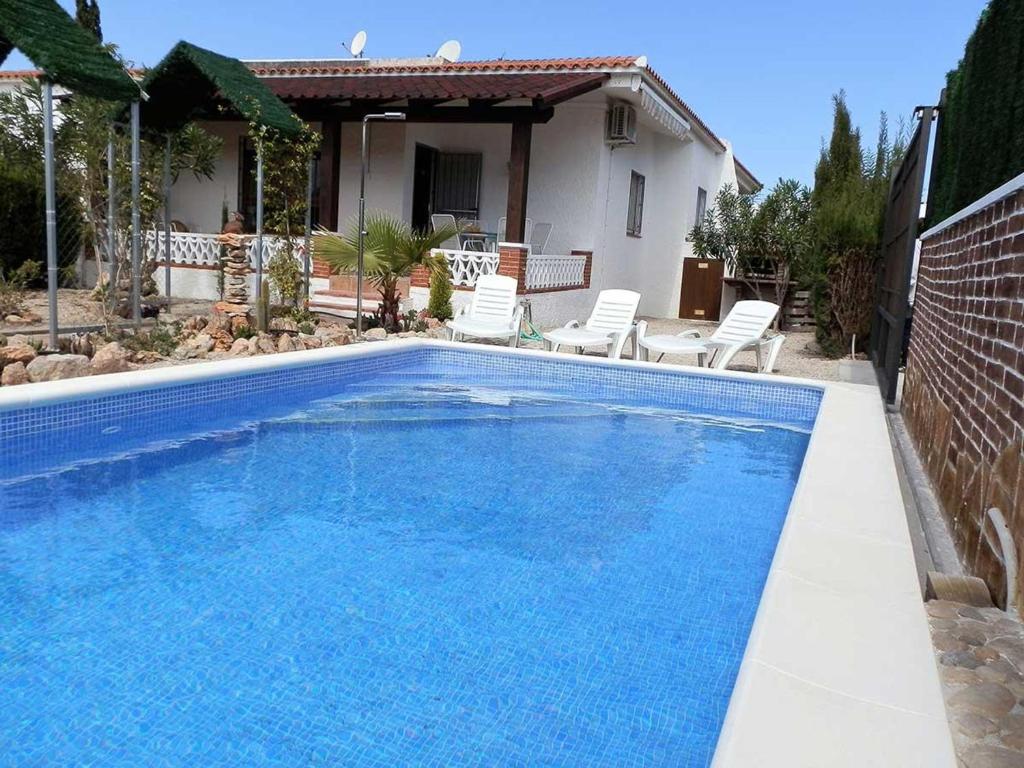 Bazén v ubytovaní Vacaciones ideales: Casa cerca del mar con piscina privada, wifi, aire opcional y mascotas bienvenidas - ES-184-34 alebo v jeho blízkosti