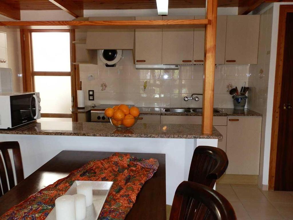 Kuchyňa alebo kuchynka v ubytovaní Vacaciones ideales: Casa cerca del mar con piscina privada, wifi, aire opcional y mascotas bienvenidas - ES-184-34