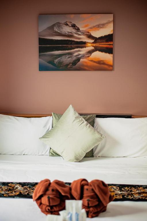 Postel nebo postele na pokoji v ubytování The Living Hotel SamutPrakan