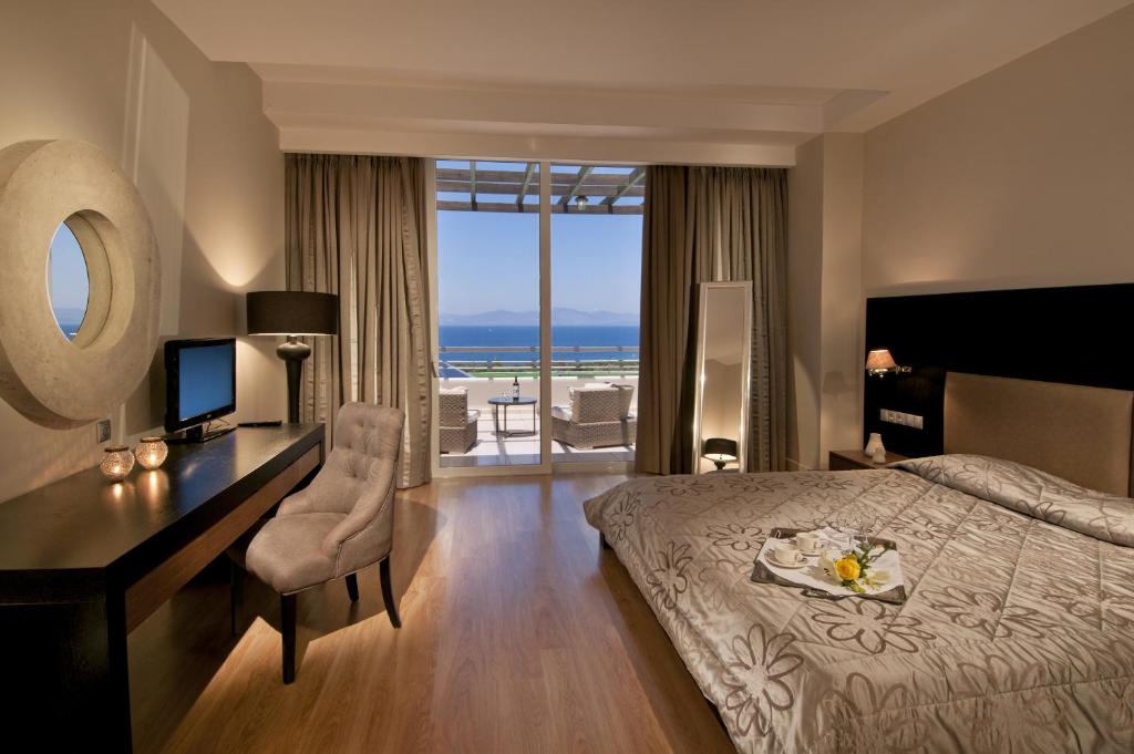 Postel nebo postele na pokoji v ubytování Kipriotis Panorama Hotel & Suites