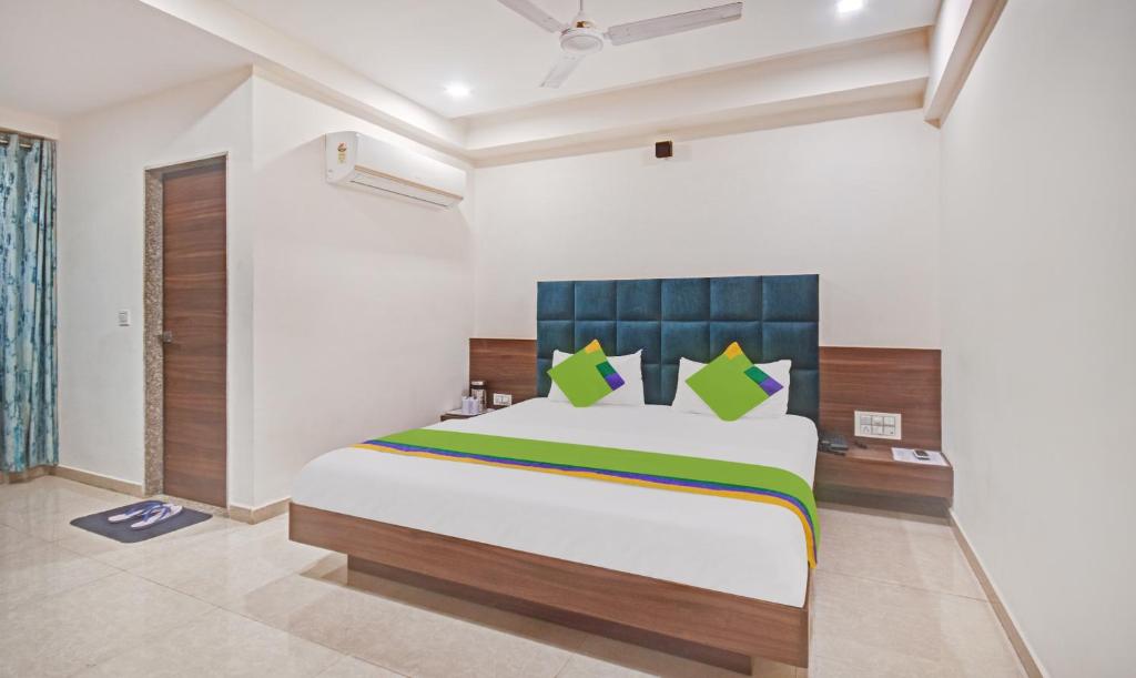 Postel nebo postele na pokoji v ubytování Hotel Luxura, Ahmedabad