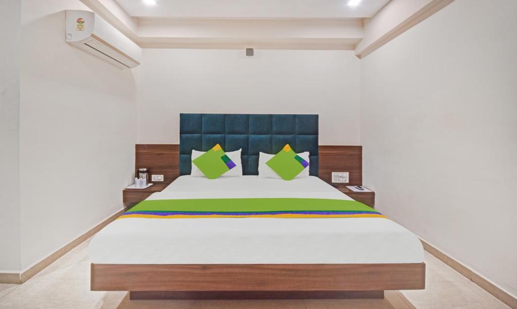 Postel nebo postele na pokoji v ubytování Hotel Luxura, Ahmedabad