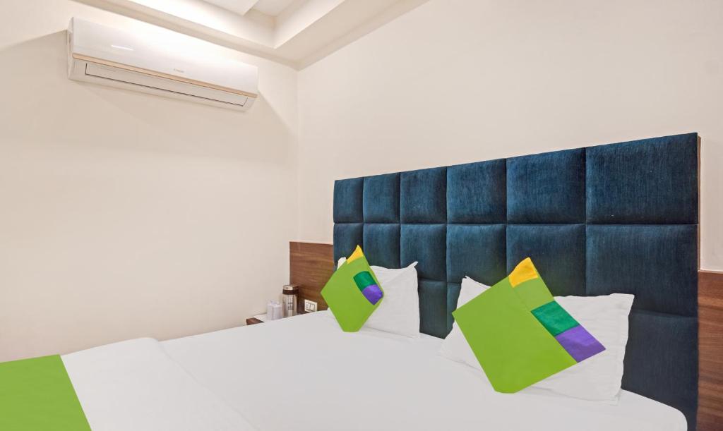 Postel nebo postele na pokoji v ubytování Hotel Luxura, Ahmedabad