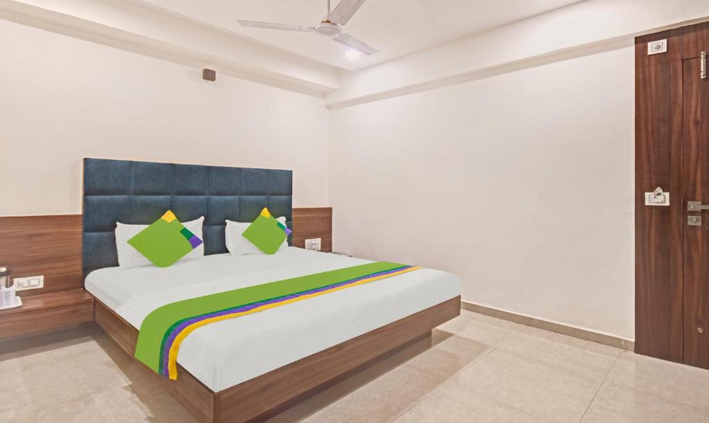 Postel nebo postele na pokoji v ubytování Hotel Luxura, Ahmedabad