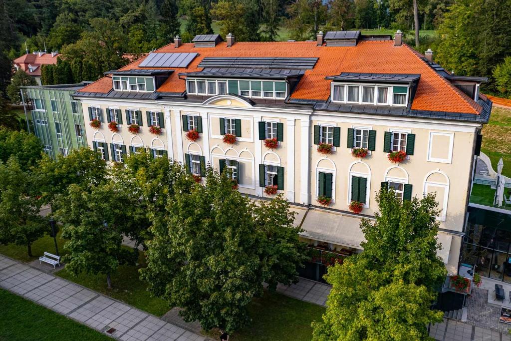 una vista aérea de un edificio con techo naranja en Hotel Slatina, en Rogaška Slatina