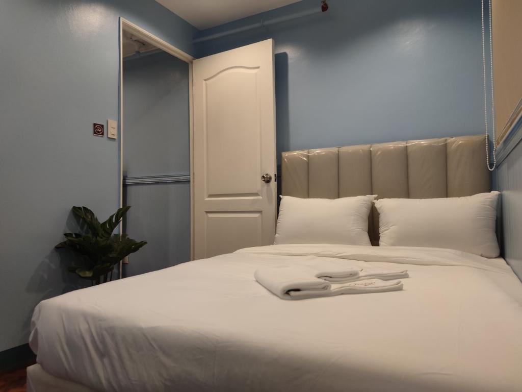 Postel nebo postele na pokoji v ubytování Glory Hotel Cubao