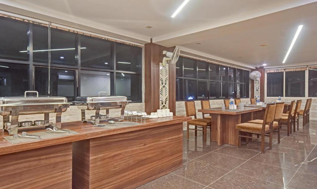 Restaurace v ubytování Hotel Luxura, Ahmedabad