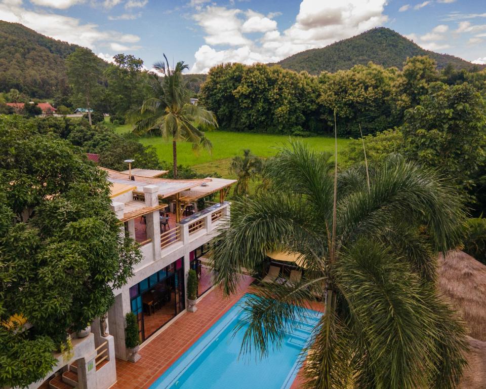 山甘烹的住宿－邦鵬旅舍，享有带游泳池的房屋的空中景致