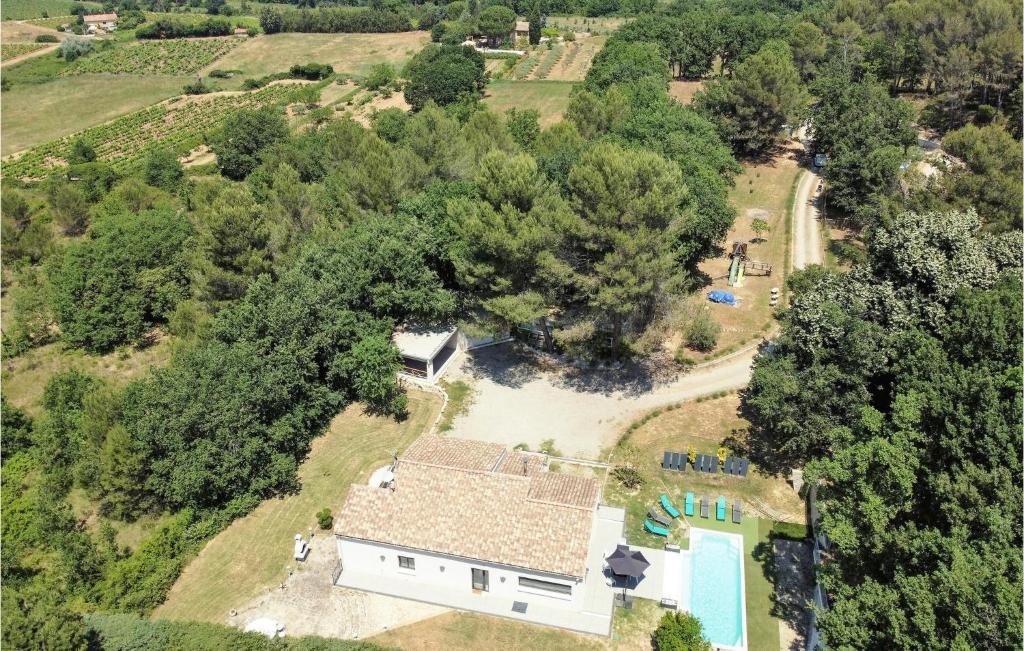 una vista aérea de una casa con piscina en Awesome Home In Rognes With Outdoor Swimming Pool, Wifi And 3 Bedrooms, en Rognes