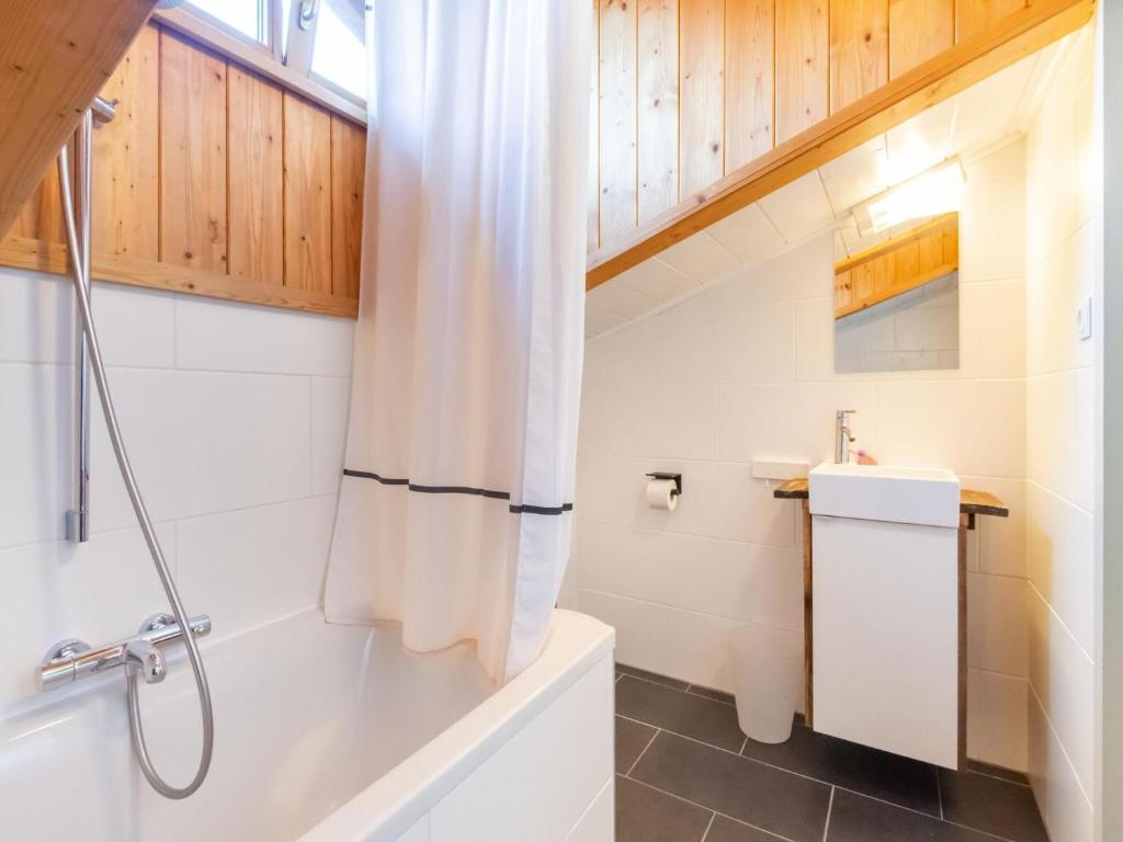 Kúpeľňa v ubytovaní Alluring Apartment in Bichlbach