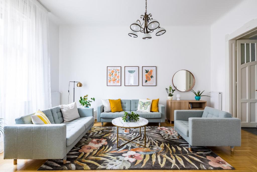 una sala de estar con 2 sofás y una alfombra en Captain Buda Apartment, en Budapest