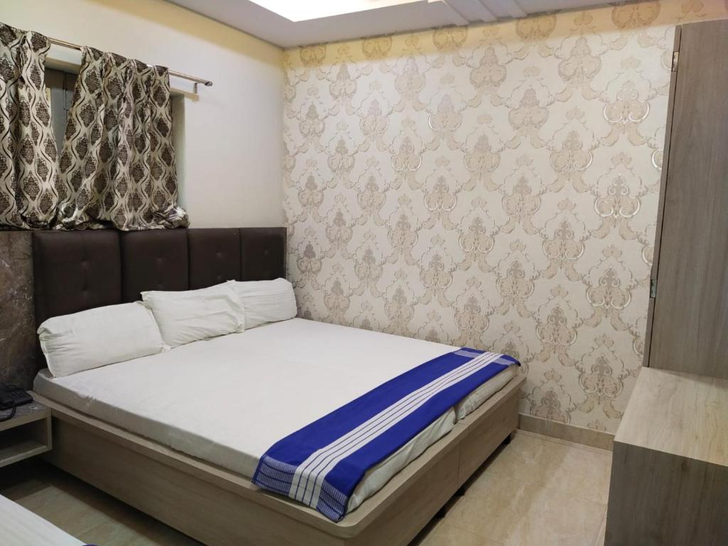Postel nebo postele na pokoji v ubytování Hotel Gateway Kailash