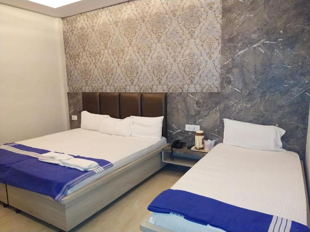 Postel nebo postele na pokoji v ubytování Hotel Gateway Kailash