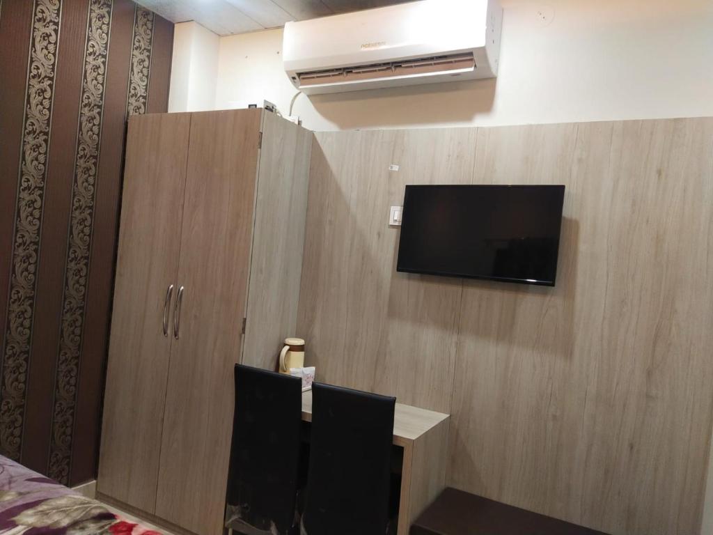 TV a/nebo společenská místnost v ubytování Hotel Gateway Kailash