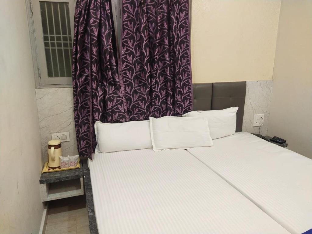 Postel nebo postele na pokoji v ubytování Hotel Gateway Kailash