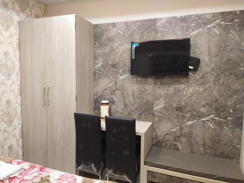 TV a/nebo společenská místnost v ubytování Hotel Gateway Kailash