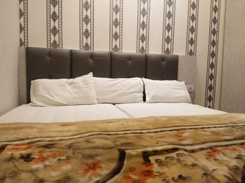 Postel nebo postele na pokoji v ubytování Hotel Gateway Kailash