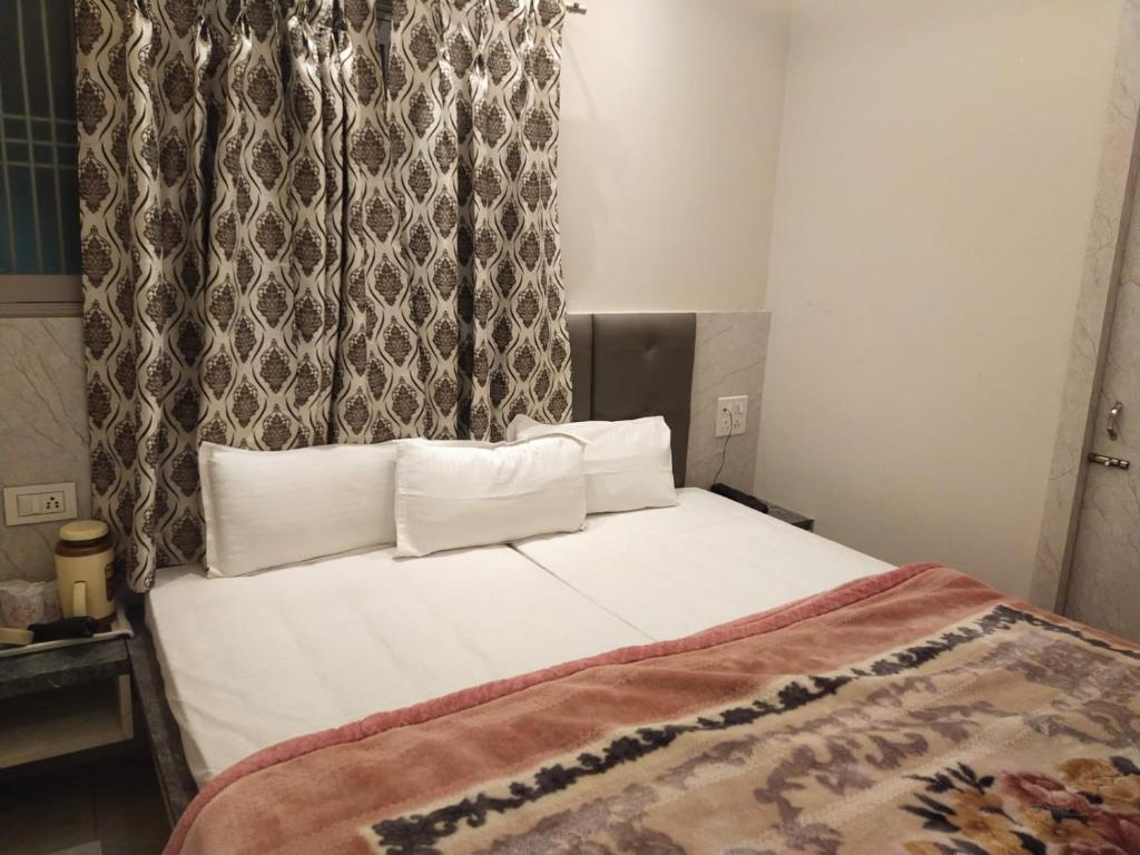Postel nebo postele na pokoji v ubytování Hotel Gateway Kailash