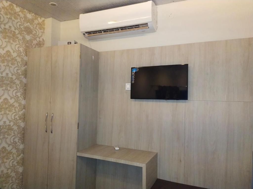 TV a/nebo společenská místnost v ubytování Hotel Gateway Kailash
