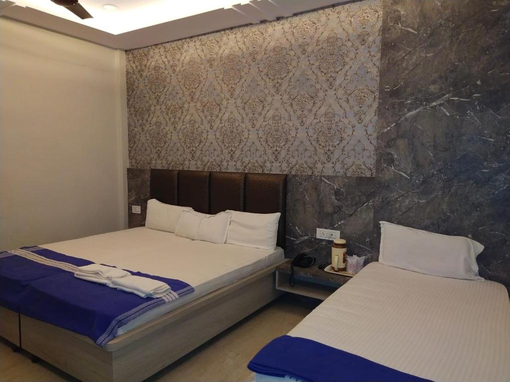 Postel nebo postele na pokoji v ubytování Hotel Gateway Kailash