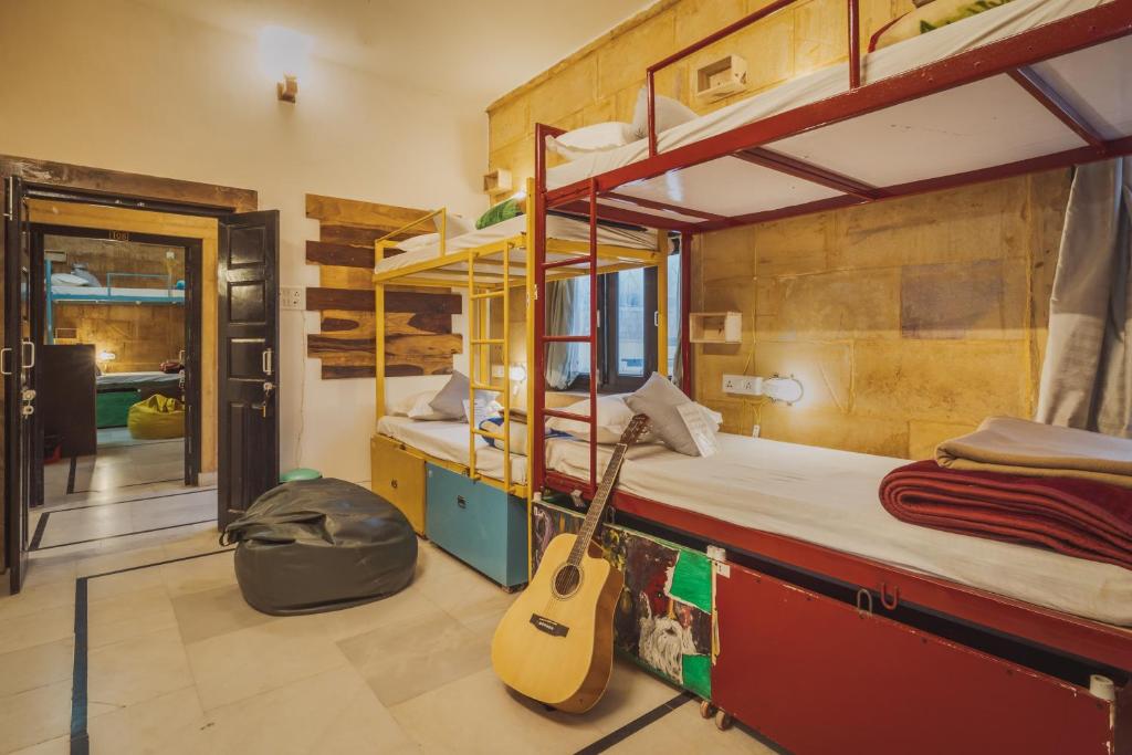 Uma cama ou camas num quarto em Moustache Jaisalmer