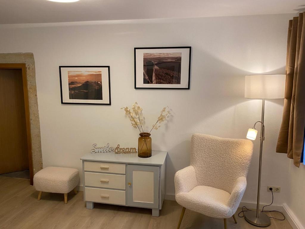 Posezení v ubytování FeWo Ostrau, neues Bad, neue Küche, zentral, ruhig, Sandstein-Ferien, Terrasse