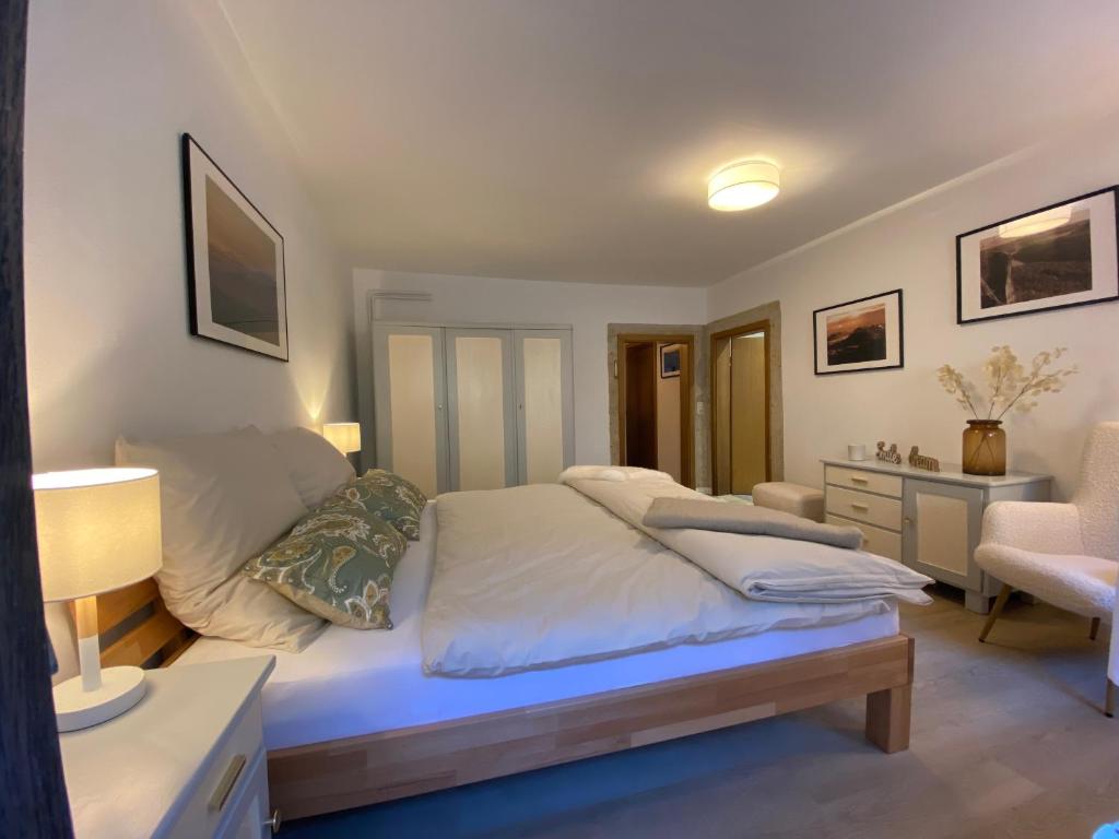 Postel nebo postele na pokoji v ubytování FeWo Ostrau, neues Bad, neue Küche, zentral, ruhig, Sandstein-Ferien, Terrasse