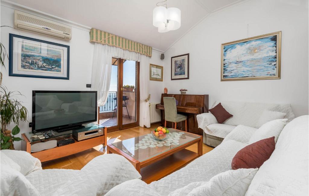Televízia a/alebo spoločenská miestnosť v ubytovaní Nice Apartment In Icici