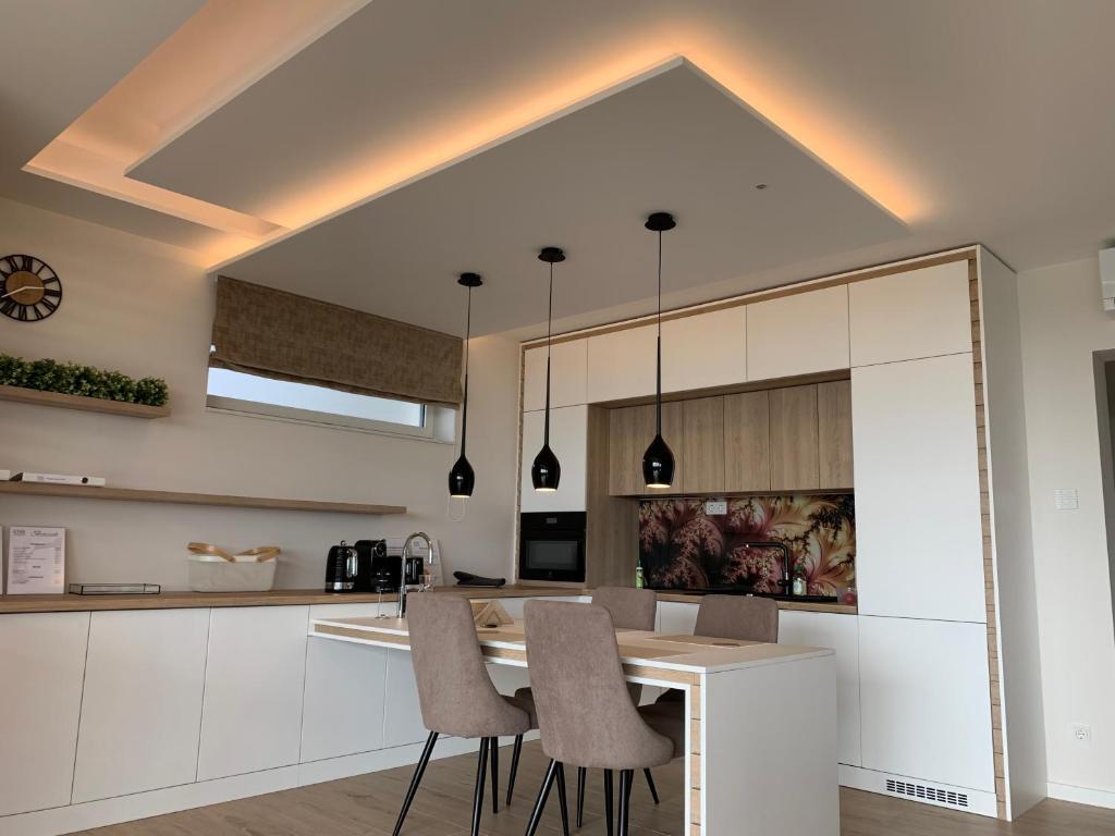 Kuchyňa alebo kuchynka v ubytovaní SXRD Luxus Apartmanok