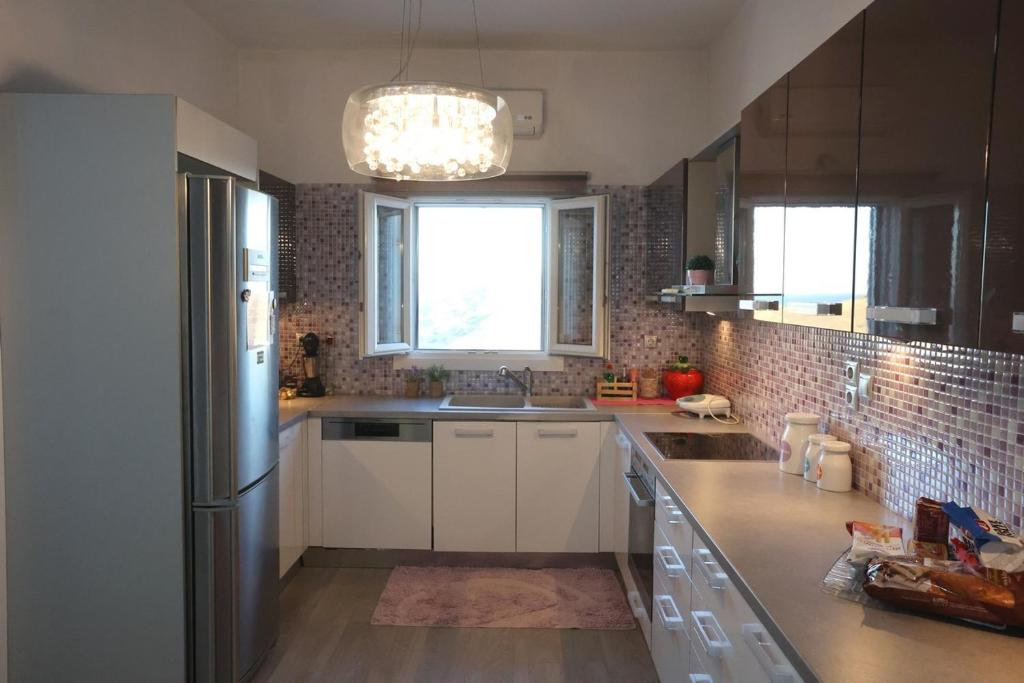 Kuchyň nebo kuchyňský kout v ubytování Vacation house with stunning view - Vari Syros